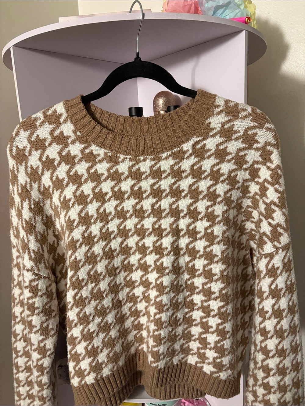Hollister Cream and Brown Houndstooth Crewneck Sweater